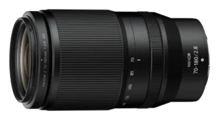 NIKKOR Z 70-180mm f/2.8 objektiiv diagonaalvaates, esilääts ja suumirõngas selgelt nähtavad.