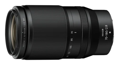 NIKKOR Z 70-180mm f/2.8 objektiiv diagonaalvaates, esilääts ja suumirõngas selgelt nähtavad.