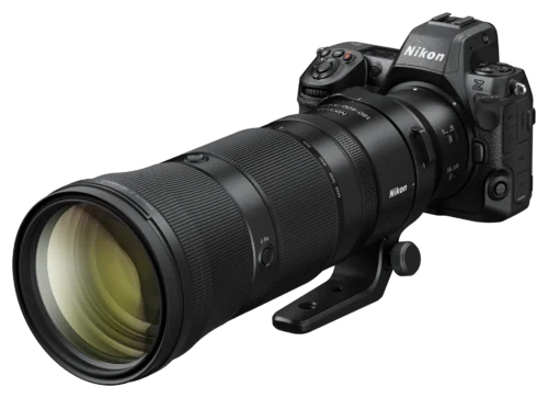 NIKKOR Z 180-600mm f/5.6-6.3 VR objektiiv Nikon Z kaameral, näidates objektiivi mõõtmeid ja tasakaalu kasutuses.