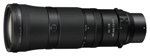 NIKKOR Z 180-600mm f/5.6-6.3 VR telefotoobjektiiv diagonaalvaates, esilääts ja suumirõngas selgelt nähtavad.