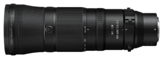 NIKKOR Z 180-600mm f/5.6-6.3 VR objektiiv külgvaates, suumiskala ja fookuskaugused selgelt nähtavad.
