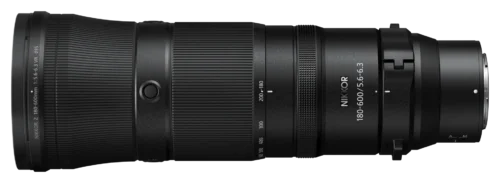 NIKKOR Z 180-600mm f/5.6-6.3 VR objektiiv külgvaates, suumiskala ja fookuskaugused selgelt nähtavad.