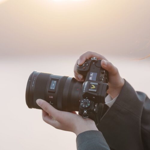 Viltrox AF 35mm F/1.2 Nikon Z objektiiv fotograafi käes