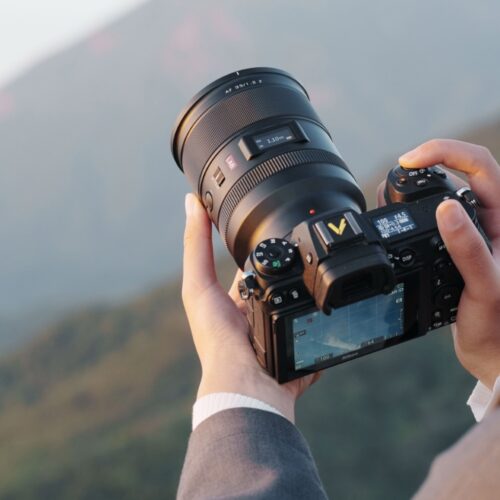 Viltrox AF 35mm F/1.2 Nikon Z objektiiv fotograafi kätes