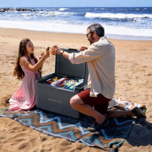 Kaasaskantav külmik EcoFlow Glacier Classic on rannaliival rätikul ja selle ümber naudivad elu neiu ja mees