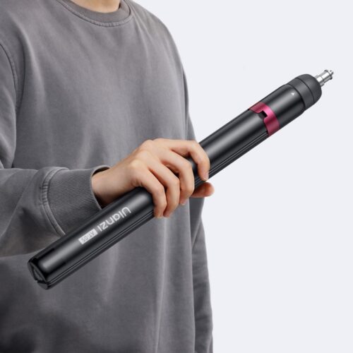 Ulanzi AT-05 2 m tugev kokkupandav valgustistatiiv mehe käes