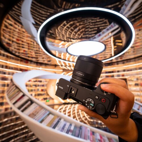 Viltrox AF 9mm F/2.8 Air Sony E APS-C objektiiv kaameraga raamatukogus