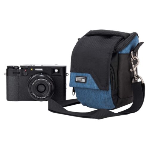 Think Tank Mirrorless Mover 5 V2 on kompaktne kaamerakott peeglita kaamerale. Koti kõrval on kaamera.