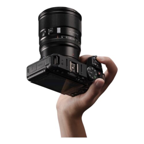 Viltrox DX AF 56mm F/1.2 PRO Nikon Z kaamera ees inimese käes