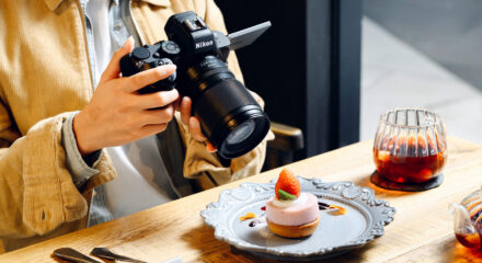 otograaf pildistamas magustoitu laual Nikon Z objektiiviga NIKKOR Z 24–105mm f/4–7.1