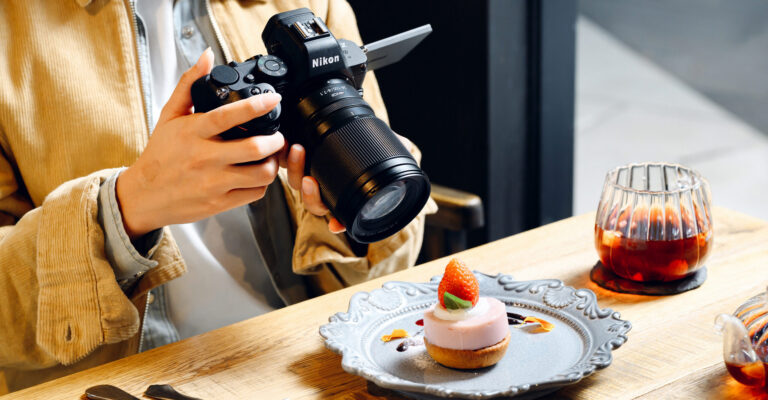 otograaf pildistamas magustoitu laual Nikon Z objektiiviga NIKKOR Z 24–105mm f/4–7.1