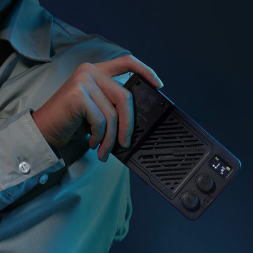 Ulanzi LM-P40RGB kaasaskantav videovalgusti 40W RGB mehe käes