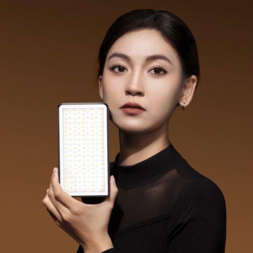 Ulanzi LM-P40RGB kaasaskantav videovalgusti 40W RGB naise käes