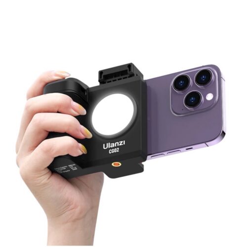 Ulanzi CG-02 nutitelefoni kaamerakäepide sisseehitatud valgustiga inimese käes