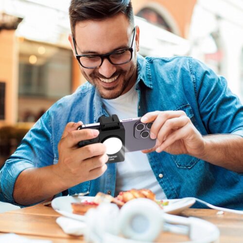 Ulanzi CG-02 nutitelefoni kaamerakäepide sisseehitatud valgustiga toitu pildistamas