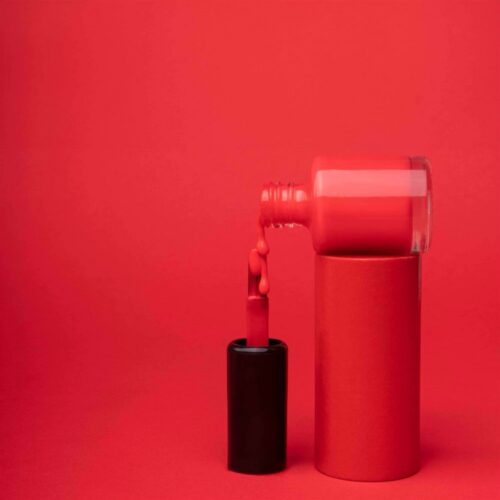 Kirsipunane paberist fototaustal huulepulk