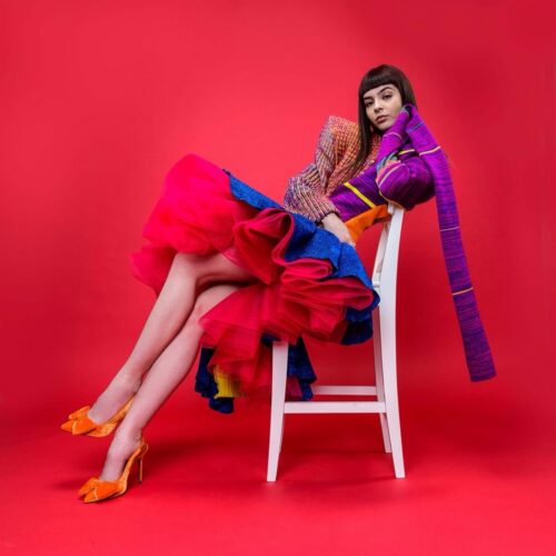 Kirsipunane paberist fototaustal modell toolil