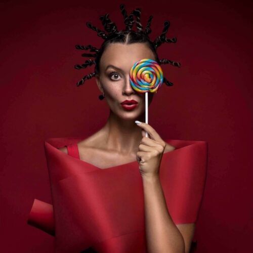 Kirsipunane paberist fototaustal modell pulgakommiga