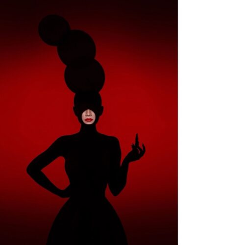 Kirsipunane paberist fototaustal modell soenguga