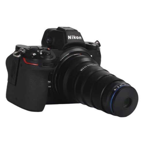 Laowa 25mm f/2.8 2.5–5X Ultra Macro objektiiv – Nikon Z kaamera ees külgjelt vaates