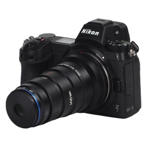 Laowa 25mm f/2.8 2.5–5X Ultra Macro objektiiv – Nikon Z kaamera ees küljelt vaates