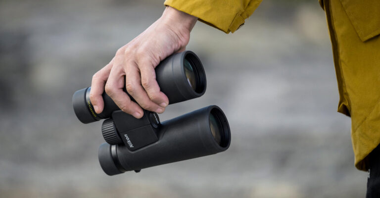 Nikon binokel käes