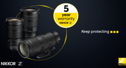 Nikon garantii 5 aastat reklaam kahe objektiivi ja logoga.