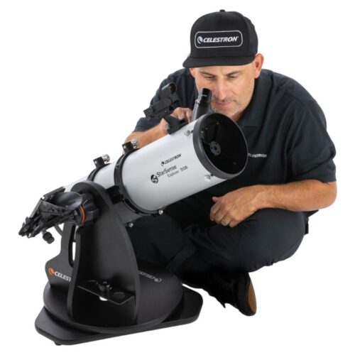 CELESTRON StarSense Explorer 130mm Dobsonian teleskoop - mees vaatab teleskoopi sisse