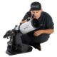 CELESTRON StarSense Explorer 130mm Dobsonian teleskoop - mees vaatab teleskoopi sisse