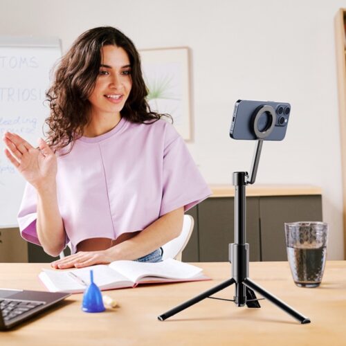 Ulanzi AB403 magnetiline selfipulk Pro roosas pluusis naisega