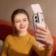 Ulanzi GL01 GlowUp Magsafe Fill Light (roosa) neiu käes