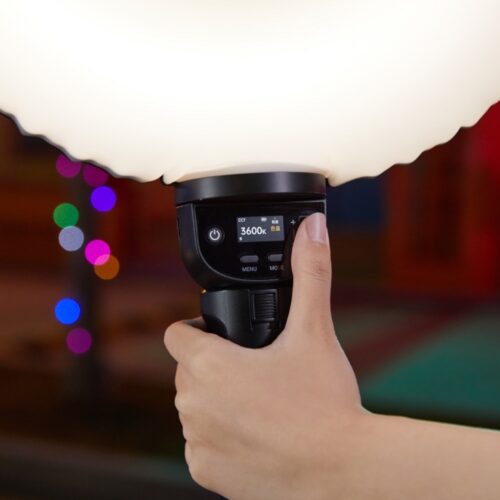 Godox RGB LED täispuhutav ringvalgusti LR150R Air inimese käes