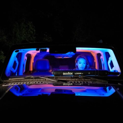 Godox-täispuhutav-värviline-LED-valgustoru-LC500R-Air_autoklaasil
