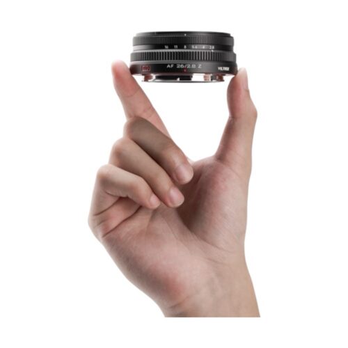 Viltrox AF 26mm F/2.8 EVO for Nikon Z sõrmede vahel