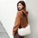 Ulanzi HMN1 valge crossbody õlakott naise õlal