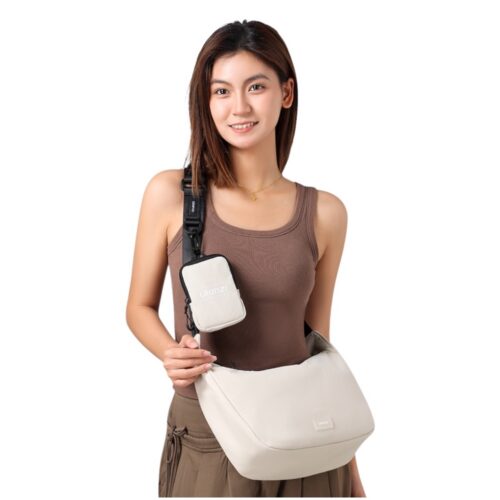 Ulanzi HMN1 valge crossbody õlakott brüneti naise õlal