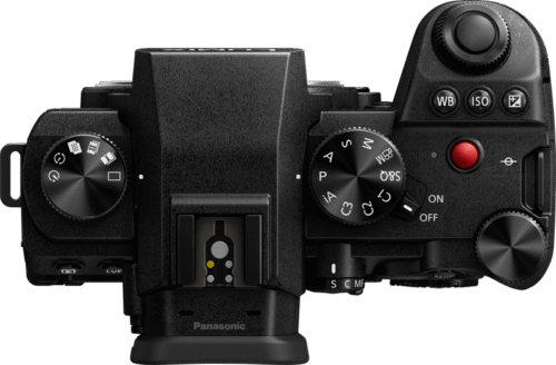 Panasonic Lumix S5M2 pealtvaade, nähtaval režiiminupud, ISO ja valgustasakaalu juhtnupud.