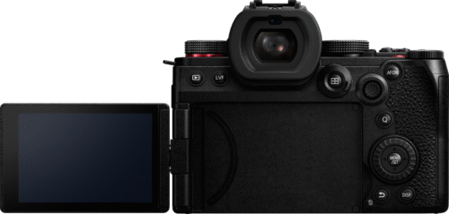 Panasonic Lumix S5M2 tagantvaade avatud pöördekraaniga, mis võimaldab paindlikku pildistamisnurka.