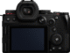 Panasonic Lumix S5M2 tagantvaade suletud ekraaniga, nähtaval pildiotsija ja juhtnupud.