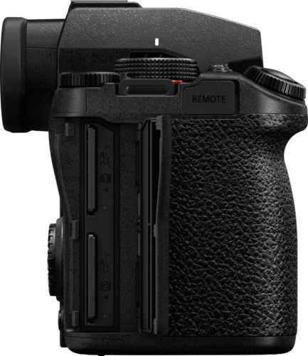 Panasonic Lumix S5M2 külgvaade, nähtaval kaks UHS-II SD-kaardipesa ja kaugjuhtimispuldi pesa.