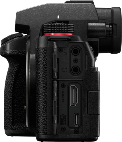 Panasonic Lumix S5M2 külgvaade, nähtaval mikrofoni- ja kõrvaklapipesa, HDMI ning USB-C liides.