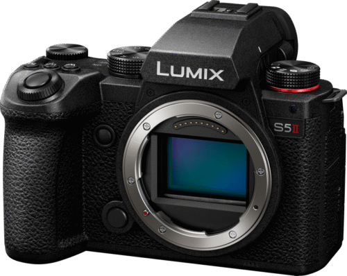 Panasonic Lumix S5M2 kaamerakere nurga alt, nähtaval käepide ja juhtnupud.