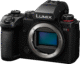 Panasonic Lumix S5M2 kaamerakere nurga alt, nähtaval käepide ja juhtnupud.