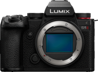 Panasonic Lumix S5M2 kaamerakere otse eestvaates, nähtaval L-Mount bajonett ja täiskaader sensor.