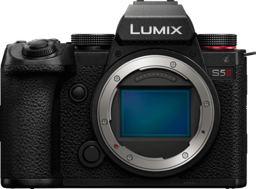 Panasonic Lumix S5M2 kaamerakere otse eestvaates, nähtaval L-Mount bajonett ja täiskaader sensor.