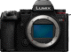 Panasonic Lumix S5M2 kaamerakere otse eestvaates, nähtaval L-Mount bajonett ja täiskaader sensor.