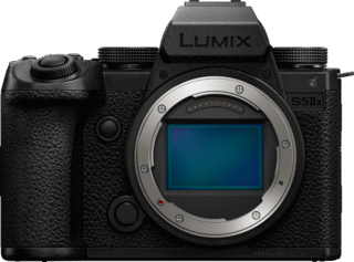 Panasonic Lumix S5M2X kere eestvaates, avatud objektiivikinnitusega ja täisformaadi sensoriga