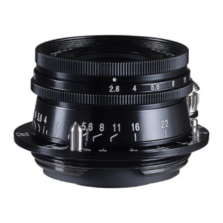 Voigtländer 28 mm f/2,8 Color-Skopar must laianurkobjektiiv eestvaates, näha avaring ja teravussügavuse skaala