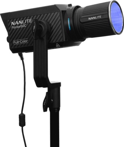 Nanlite Forza 60C LED prožektor sinise värvifiltriga statiivil