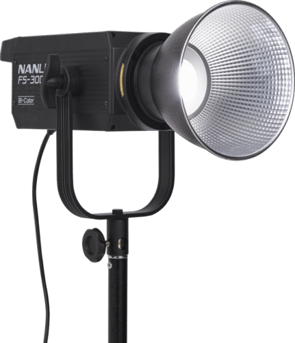 Nanlite FS-300B LED spotvalgusti reflektoriga, sisse lülitatud